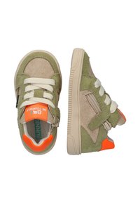 Groene en beige sneakers van suede en canvas, met witte veters, een oranje accent en een zijrits voor gemakkelijke aan- en uittrekken.
