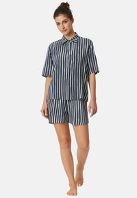 Marinblå och gräddfärgad randig kortärmad skjorta och shorts-set, med knäppning, avslappnad passform och lätt tygtextur.