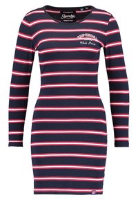 Långärmad klänning i marinblått med horisontella röda och vita ränder, med rund halsringning och en figursydd form. Märkesskylt synlig på nederkanten.