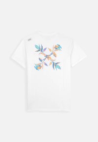 T-shirt en coton blanc avec un motif floral central dans des teintes de bleu, orange et violet. Col rond et manches courtes. Étiquette sur l'épaule.