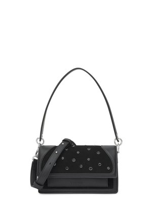 Bolso de mano de cuero y ante negro con detalles de arandelas plateadas, correa de hombro desmontable y asa superior.