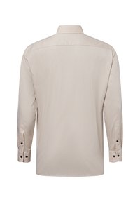 Beige overhemd met lange mouwen, een klassieke kraag, achterpand en met knoopmanchetten met zwarte knopen. Glad textuur en een getailleerde pasvorm.