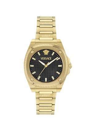 Zlata ročna ura s črnim teksturiranim številčnico, zlatimi urnimi oznakami, kazalci, logotipom Versace, glavo Meduze ter vgraviranim grškim ključnim vzorcem na obroču in paščku.