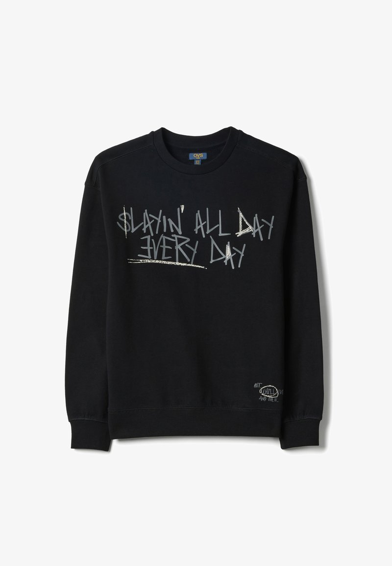 Sweatshirt noir à col rond avec texte en style graffiti gris "SLAYIN' ALL DAY EVERY DAY" et petit texte blanc près de l'ourlet.