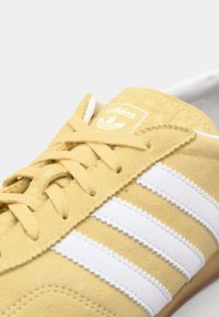 adidas Originals GAZELLE LO PRO W - Sneakers - almost yellow/footwear white