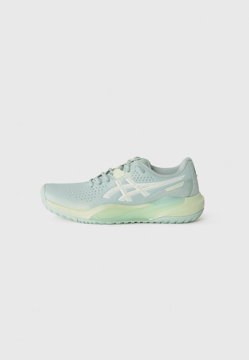 Chaussure de sport bleu clair avec un dessus texturé, en maille respirante et des accents de logo blancs. Semelle incurvée et col rembourré pour le confort.