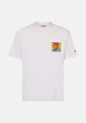 T-shirt bianco in cotone con maniche corte, caratterizzato da un design grafico colorato nella zona del taschino sinistro e un logo rosso sulla manica.