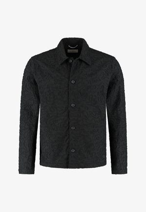 Czarna kurtka zapinana na guziki, wykonana z teksturowanej tkaniny z wypukłymi, abstrakcyjnymi wzorami. Długie rękawy i klasyczny kołnierz z przodu z guzikami.