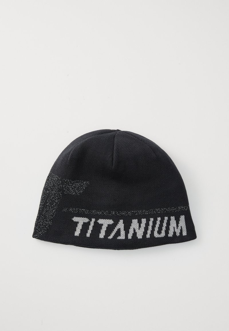 Svart strikket lue med et broderi-mønster og ordet "TITANIUM" i fete hvite bokstaver langs båndet. Myk tekstur, rund form.