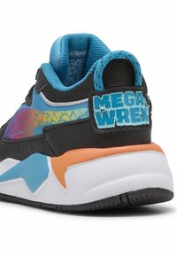 Melna un zila sporta kedu ar teksturētu virsmu, daudzkrāsainu gradāciju dizainu un izteiktu "MEGA WREX" uzlīmi uz papēža.