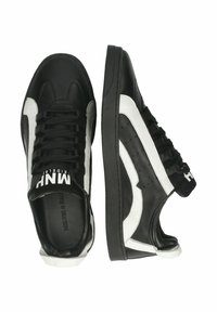 Sneaker in pelle nera con dettagli bianchi, caratterizzati da una punta arrotondata, suola piatta e cinque paia di occhielli per i lacci, con il marchio sulla linguetta.