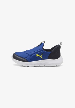 Blauwe slip-on sneaker met zwarte hiel, witte zool en gele Puma-logo aan de zijkant, ontworpen voor casual gebruik.