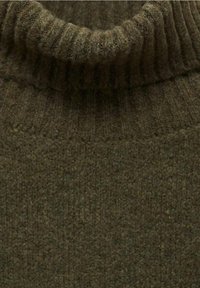 Pull à col roulé en laine vert olive avec un col côtelé et un corps texturé. Le tissu semble doux et légèrement rêche.