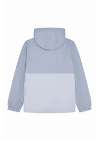 Jasnoniebieska kurtka z kapturem o dwukolorowym wzorze; ciemniejsza górna część i jaśniejsza dolna część. Elastyczne mankiety i gładka faktura.