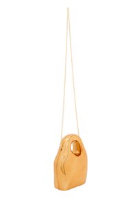 Guld metal taske med rund form, et håndtag udskåret og en kædetras. Overfladen er glat og reflekterende, hvilket fremhæver det elegante design.