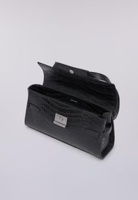 Černá kabelka s krokodýlím vzorem a stříbrnými detaily, vybavená zavíráním na zacvaknutí a dvěma přihrádkami, vystavená v otevřené poloze.