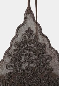 Dentelle brun foncé délicate avec broderie florale complexe et bords festonnés sur un tissu transparent.
