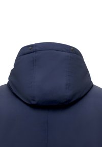 Gewatteerd donkblauw jack met hoge kraag en capuchon. Voorzien van knoopsluitingen op de kraag en een gladde, gestructureerde stof.