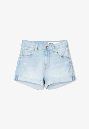 Světlé modré denimové kraťasy s ohrnutým lemem, které mají přední kapsy, zapínání na knoflík a jemné roztržení pro texturu.