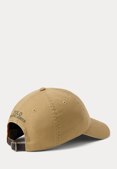Μπεζ καπέλο baseball Polo Ralph Lauren με ρυθμιζόμενο καφέ δερμάτινο λουράκι, με θέα από πίσω σε λευκό φόντο.