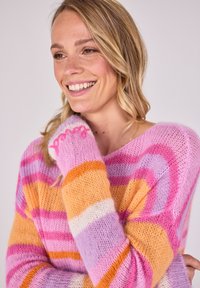 Bunt gestreifter Pullover aus weichem, flauschigem Material; mit rosa, orange und lavendelfarbenen Streifen, einem weiten Ausschnitt und gestickten Details an den Ärmeln.