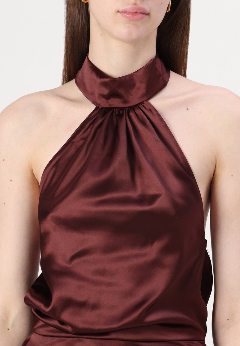 Burgundowa satynowa bluzka na halter z marszczonym dekoltem. Gładka tekstura, bez rękawów, dopasowany krój.