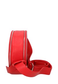 Rote Leder-Crossbody-Tasche mit runder Form, ausgestattet mit doppelten Reißverschlüssen, einer strukturierten Oberfläche und einem breiten, verstellbaren Tragegurt.