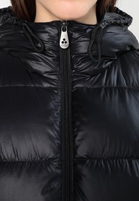 Svart vadderad jacka med huva, försedd med dragkedja framtill, texturerat tyg och justerbara dragskor vid halsen.