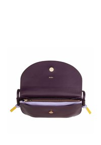 Borsa in pelle viola di forma arrotondata, con chiusura a zip e cuciture in evidenza. L'interno presenta una fodera di un viola chiaro a contrasto e un branding discreto.
