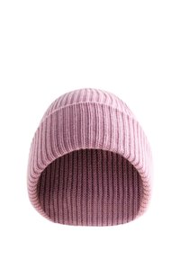 Bonnet rose pâle tricoté avec une texture côtelée, doté d'un revers plié pour un ajustement parfait. La forme est arrondie et légèrement effilée vers le haut.