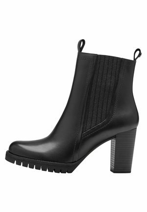 Bottine en cuir noir avec talon haut épais, panneau latéral élastique, languettes et semelle crantée.
