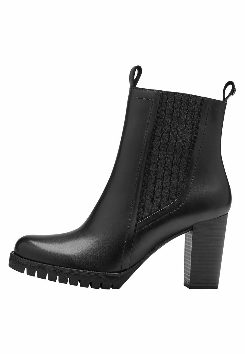 Bottine en cuir noir avec talon haut épais, panneau latéral élastique, languettes et semelle crantée.