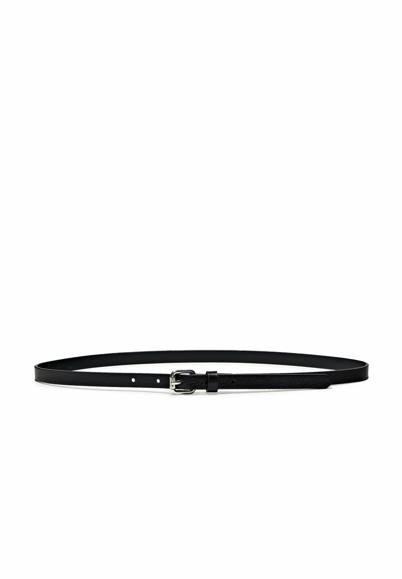 Cintura in pelle nera con una texture liscia, una fibbia in metallo argentato e più fori di regolazione lungo la cinghia per adattarsi.
