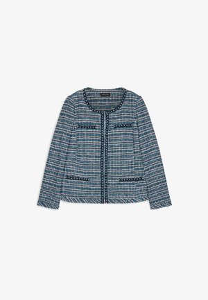 Giacca in tweed blu con un motivo testurizzato, scollatura tonda, tasche frontali e rifiniture a contrasto. Presenta bottoni decorativi lungo la chiusura.