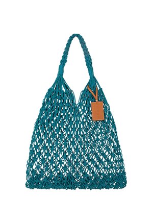 Borsa tote in macramè turchese con manici intrecciati e una piccola targhetta in pelle marrone attaccata al lato.