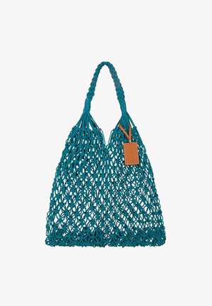 Borsa tote in macramè turchese con manici intrecciati e una piccola targhetta in pelle marrone attaccata al lato.