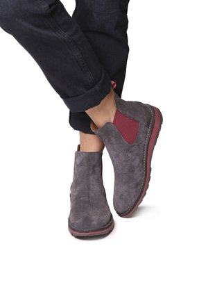 Bottes chelsea en suède gris avec des panneaux élastiques latéraux bordeaux, une semelle en caoutchouc plate et un design à bout rond. Fini texturé avec des détails de couture.