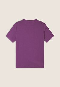 T-shirt di cotone viola con maniche corte, scollatura rotonda e texture liscia. Nessun logo o motivo visibile, design semplice.