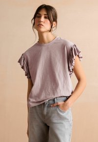 Next SPARKLE STUD RUFFLE SLEEVE- REGULAR FIT - Trükipildiga T-särk - purple
