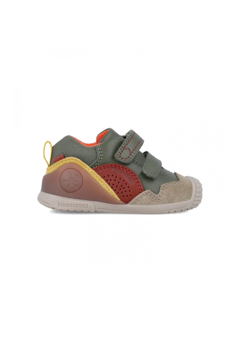 Scarpe per bambini verdi e marroni con due cinturini in Velcro, dettagli rossi perforati, punta in suede beige e linguetta del tallone gialla. Suola in gomma.