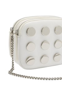 Biała skórzana torba na ramię z dziewięcioma metalicznymi okrągłymi ćwiekami, podwójnym zamkiem błyskawicznym i srebrnym łańcuszkiem. Teksturowana powierzchnia.