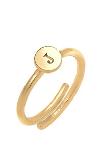 Guldring med en cirkulær, flad pladefunktion indgraveret med et "J." Tekstureret ring, lavet af 925 sølv, viser en poleret finish.