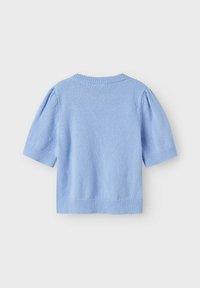Lys blå kortærmet sweater med puffærmer, rund halsudskæring og ribbede kanter. Lavet af blødt, struktureret strikmateriale.