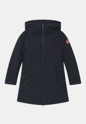 Manteau à capuche bleu marine longueur genou avec fermeture éclair devant et deux poches latérales, avec un patch logo rond sur la manche supérieure.