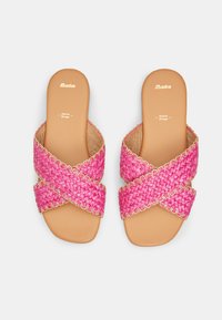Sandali a scivolo intrecciati rosa con un design a fascia incrociata, dotati di un accento dorato sui bordi e di una soletta liscia color nocciola.