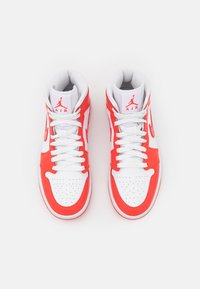 Jordan AIR JORDAN 1 MID - Sapatilhas de cano alto - white/habanero red white