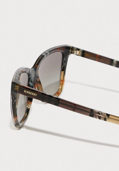 Occhiali da sole Burberry con montatura a motivo tartaruga nei toni grigi, marroni e arancioni. Lenti grigio scuro a degradé e logo dorato sull'asta.