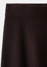 Tejido de punto marrón oscuro con textura acanalada, que presenta una cintura elástica y ancha. El material parece suave y flexible.