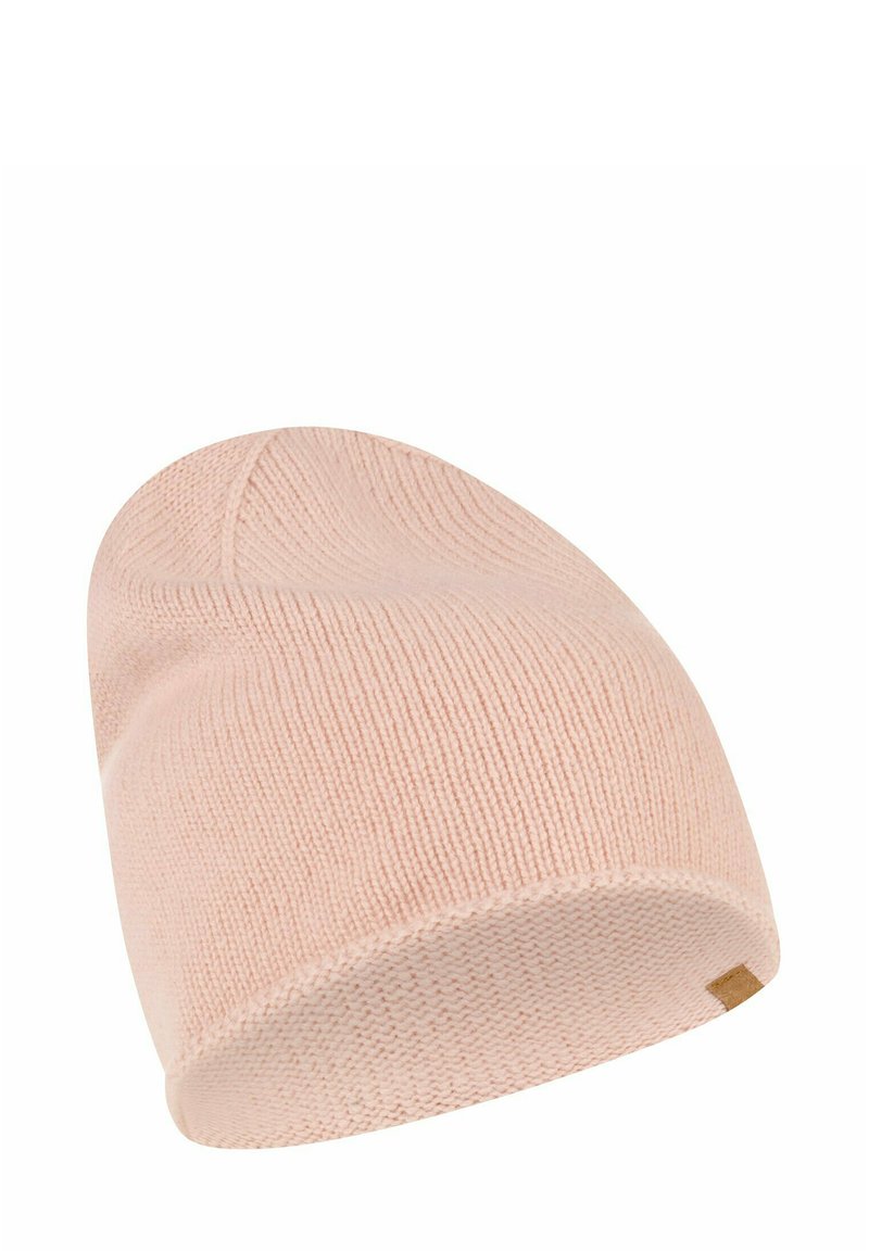 Lyserød strikket hue med ribbet tekstur, slouchy design og et lille mærketag på siden.