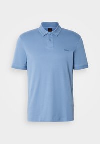 Polo bleu clair à manches courtes avec col et deux boutons, avec un petit logo "BOSS" brodé sur la poitrine.